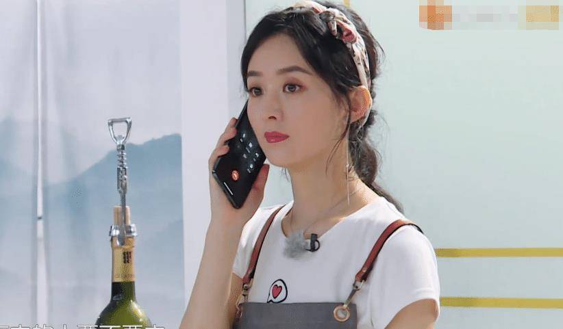 赵丽颖上门邀请客人,相机却不经意"怼脸拍",这肌肤爱了爱了