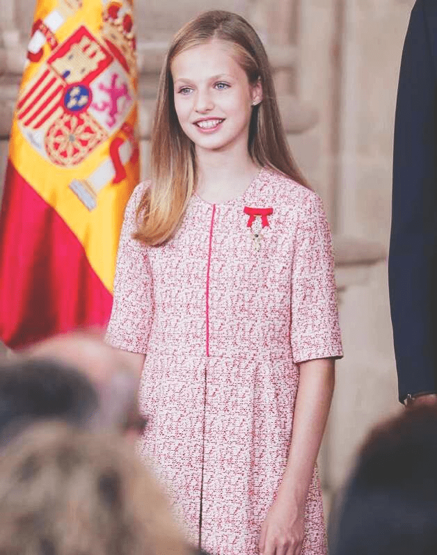 西班牙公主单独出席公务,穿碎花蛋糕裙仪态优雅,15岁就有女王范