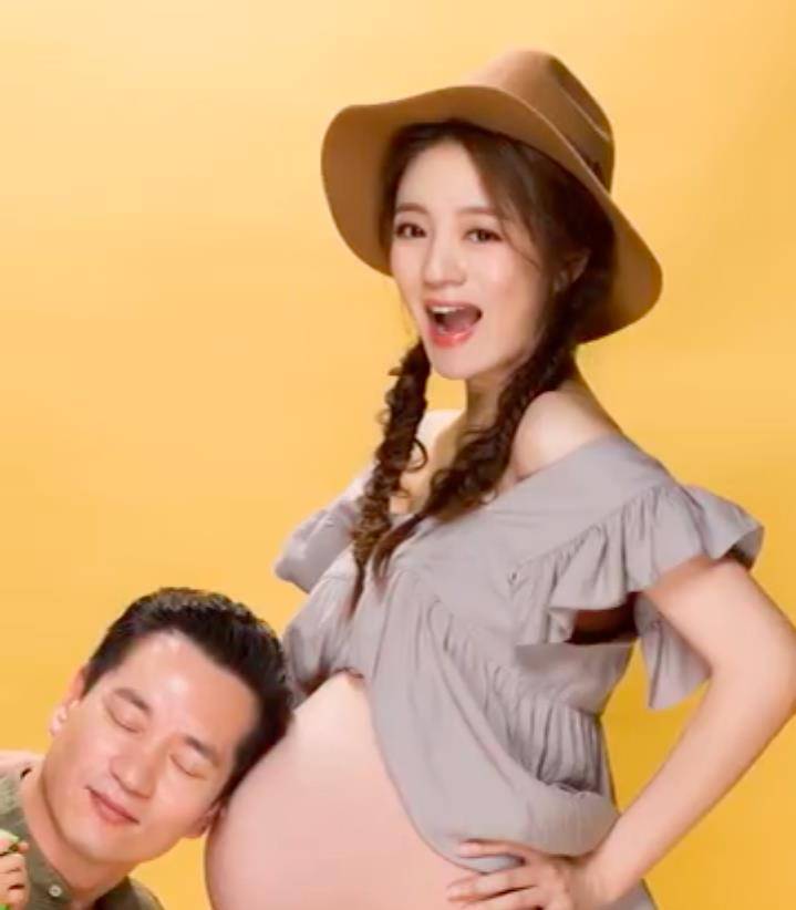 原创安以轩孕晚期晒照,身材火辣还被老公亲吻孕肚!笔直铅笔腿太吸睛