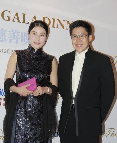 何超仪与霍启刚夫妇同框,郭晶晶素颜出镜,"站位"被赞懂事