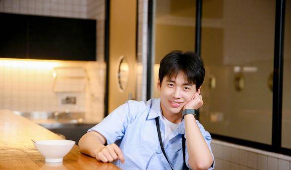 原创郭麒麟蒋依依深夜聚餐,结束后拥抱告别,网友:宁毅和西瓜好般配