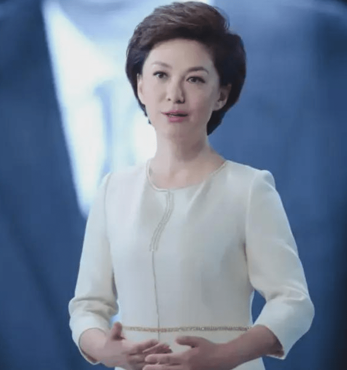 央视主播海霞罕现身,紧身上衣秀小蛮腰,嫁大11岁清华教授超受宠