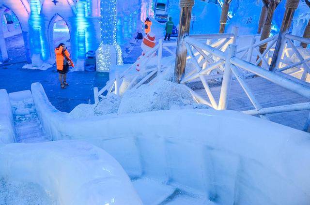 三亚宋城,冰雪世界让你一秒切入到夏天