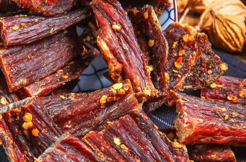 肉看起来比较硬,其实食用起来是属于酥松的口感,藏族喜欢吃风干牛羊肉