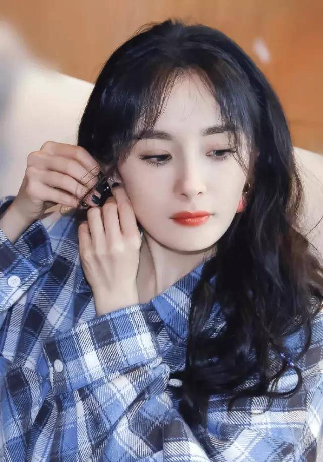 34岁离婚杨幂全脸自拍照曝光,戴水蜜桃耳环很优雅,造型少女感满满