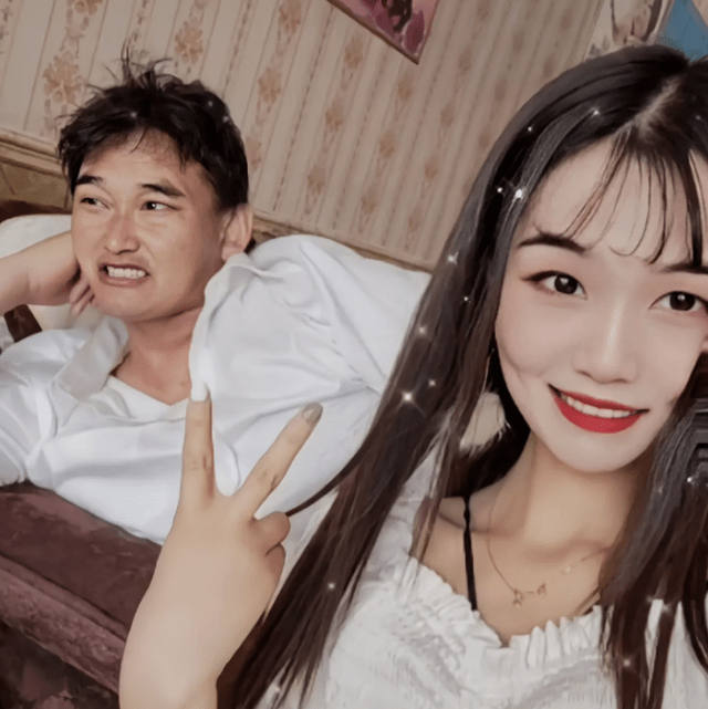 采耳店女技师晒出朱之文照片,举手比心满脸享受,美颜后棱角分明变帅哥