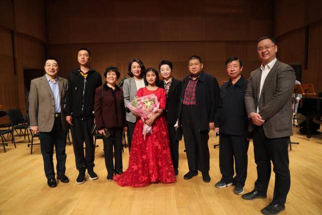 将军与中国女摄影家协会副主席刘滨女士低调现身晚会现场支持爱女