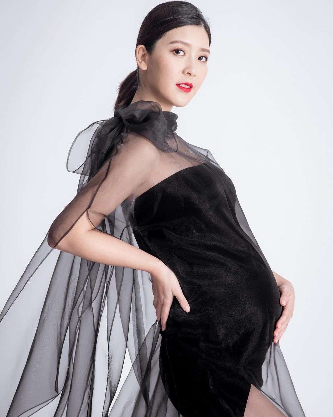 香港著名女星余香凝怀孕近9月即将临盆,巨大孕肚