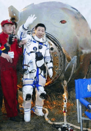 2008年9月,神舟七号发射成功,航天员翟志刚出舱进行太空行走,第二步