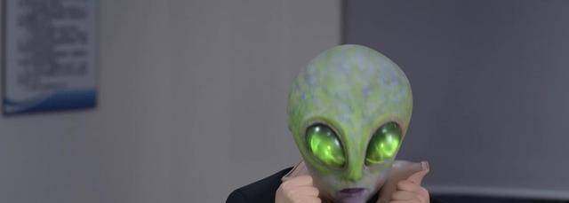 当你看到剧中女主每次降服外星人之前都要尬舞一段.