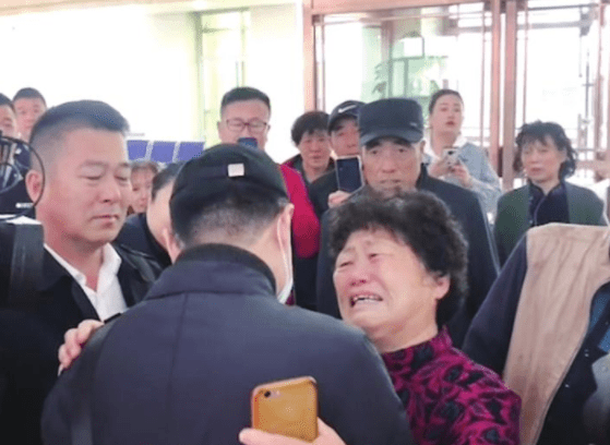 5月8日,在长春市九台区,当70多岁的马淑兰见到弟弟小超时,她和弟弟