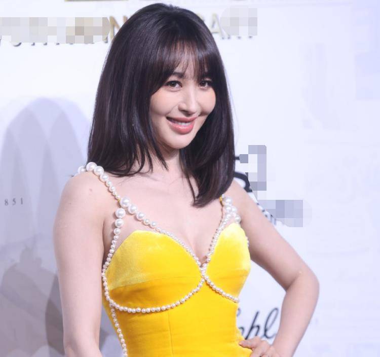 李菲儿穿珍珠吊带秀好身材!领口太低害羞遮挡,腰围仅主持人一半