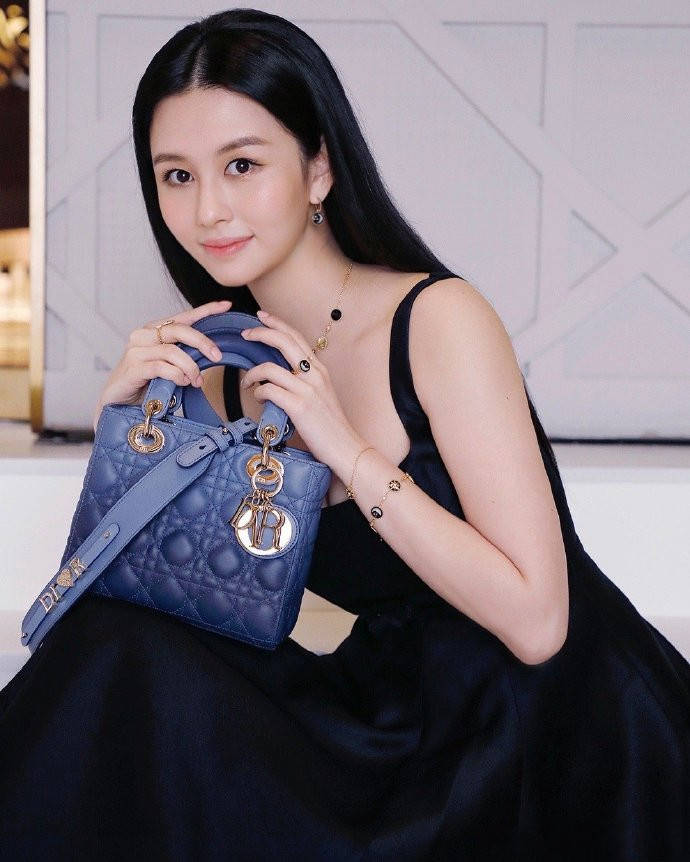 原创沈月穿小黑裙太高级,美貌不输她妈妈邱淑贞,真是青出于蓝