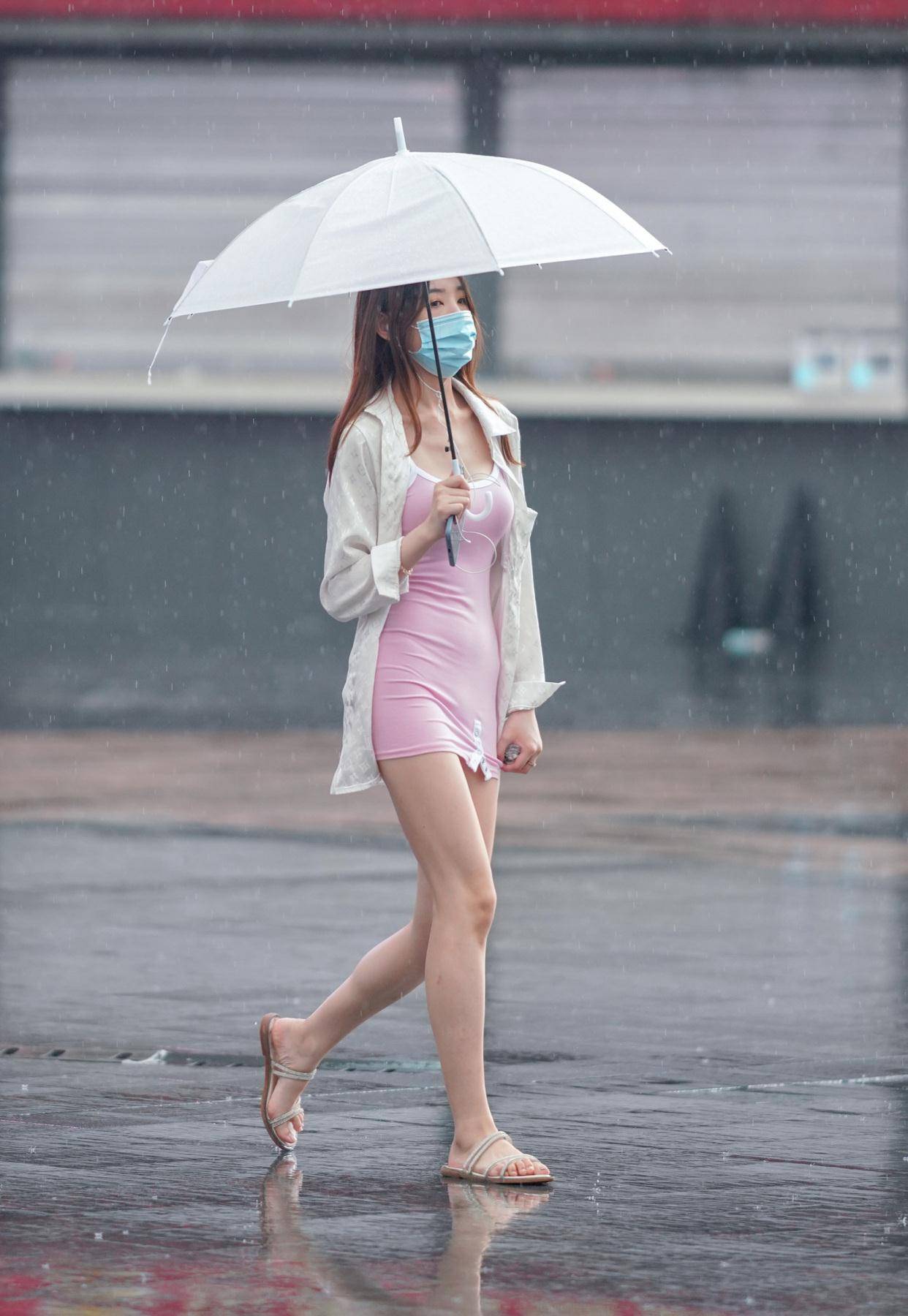 打雨伞的美女粉色包臀裙太甜美了完美解决臀大的问题