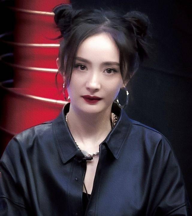 杨幂加盟奇葩说捞金,80花旦拳击辫造型出镜,少女感不减当年