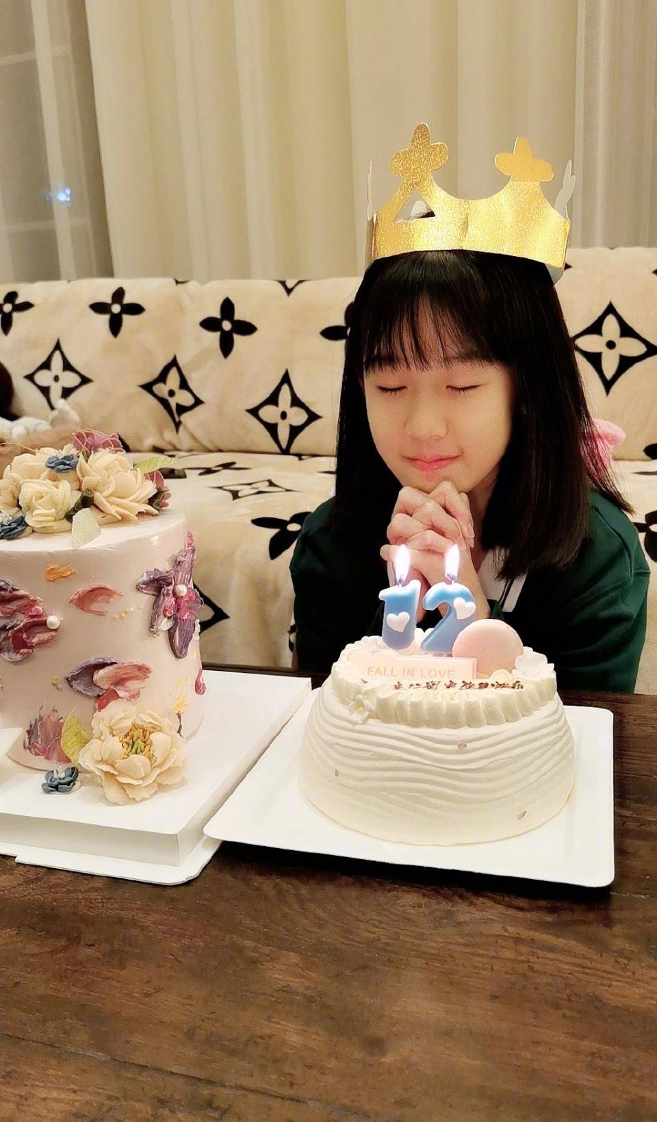 原创陆毅女儿12岁生日,但把作业写完才吃蛋糕,贝儿写字姿势抢镜