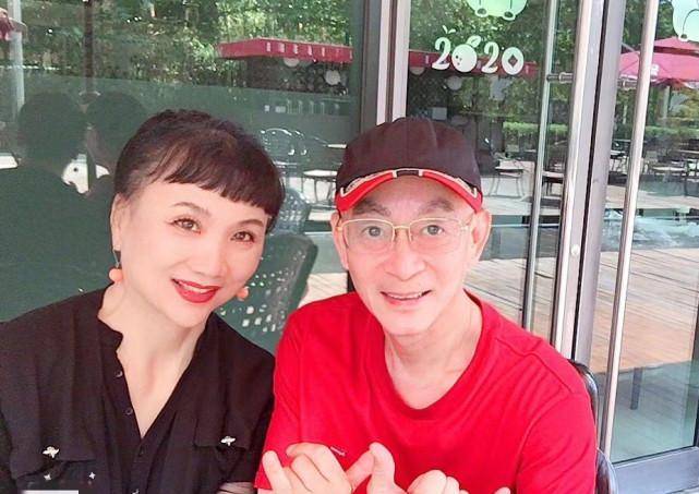 原创六小龄童晒夫妻合照庆结婚32周年,搂肩妻子于虹夫妻俩满脸幸福