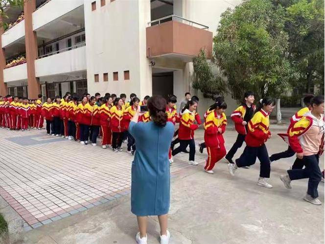 淮安市清江浦人防于近日在清浦中学举办疏散演练