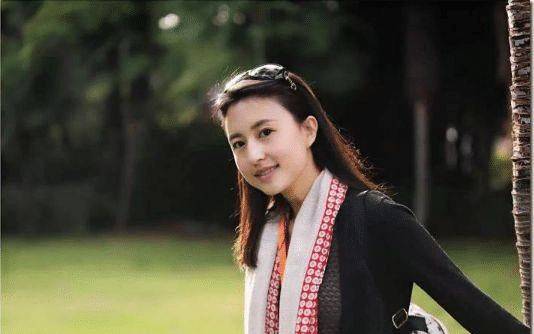 她27岁成为央视主持,后嫁20岁豪门丈夫,如今40岁仍美如少女!