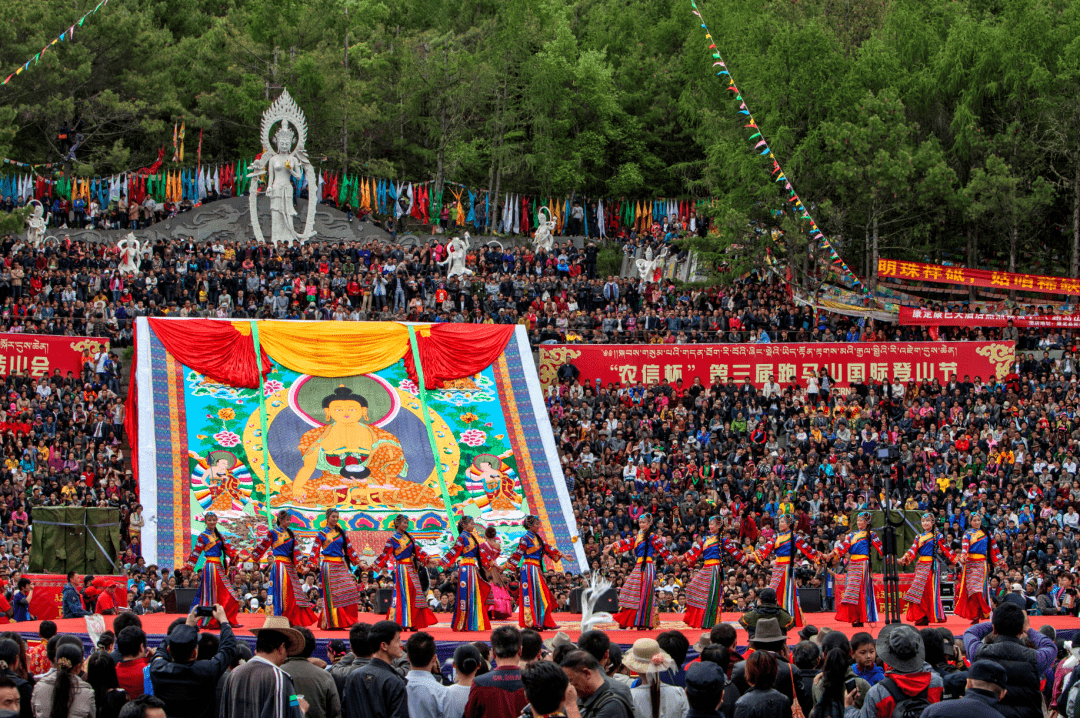 坐直升机上贡嘎最帅局长刘洪邀您四月八来康定转山