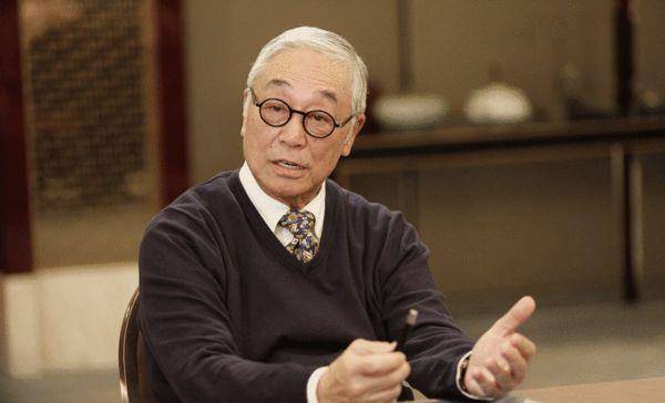 85岁黄药师曾江晒近照穿长袍气度不凡60岁三婚娶前妻闺蜜