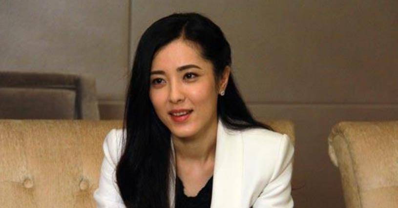 原创张艺谋去中戏找"最美校花",同学说曾黎不在,自己顶替一炮而红