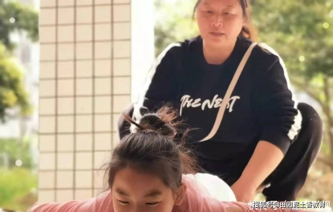 成都10岁女孩陈洲阳:再破吉尼斯纪录,前胸着地滚翻20米仅用13.22秒