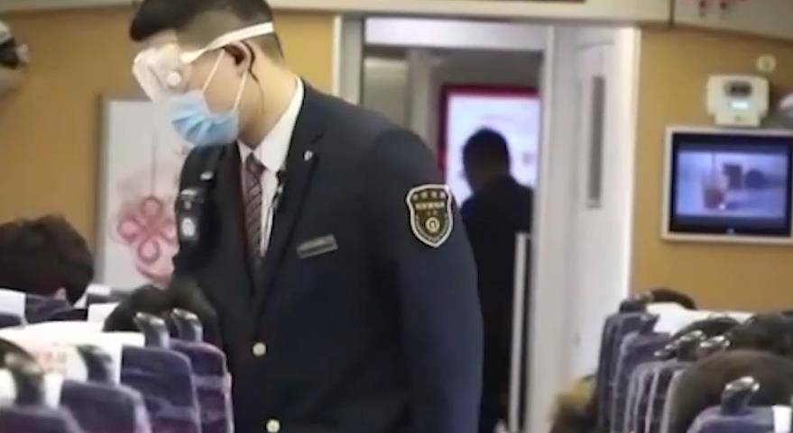 嚣张!女子高铁上公然殴打列车长,当众脱掉衣服叉腿拦截过道