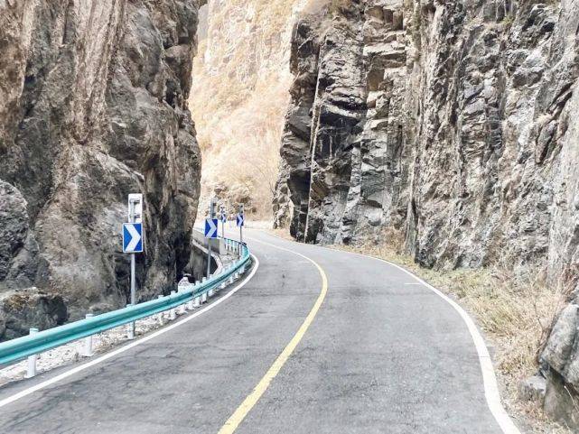 旅游大巴在盘山公路上蜿蜒前进,峭壁悬天的"石门一线"是通往天池的