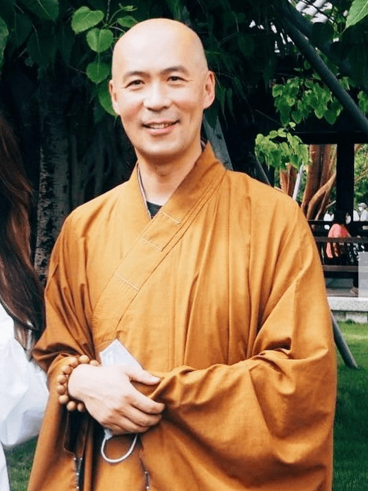 容祖儿跟妈到寺庙,与衍伟和尚合照公开,男方被扒是的