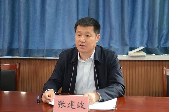 张建波指出,要重教育,筑牢思想防线,全体党员干部要注重政治理论教育