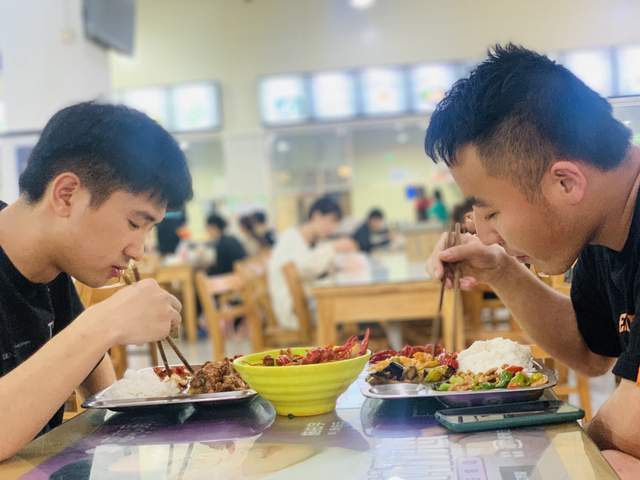 原创武昌理工学院食堂推出新菜"小龙虾" 一天200斤一抢而光