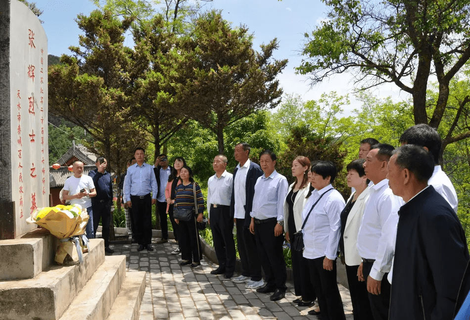 张辉师长后人千里祭英烈 感恩天水85载数代守墓人_烈士