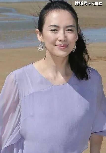 章子怡海滩照曝光,当镜头照到全身后,毫无修饰的她太真实了