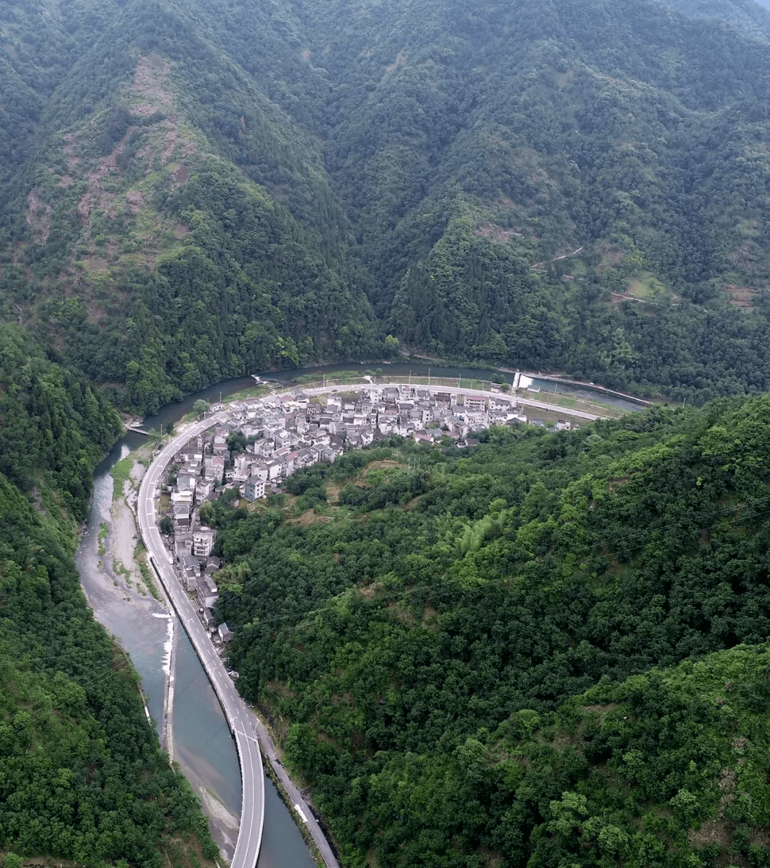 8分钟左右的马山村有暖枫民宿和云缘上佳民宿,导航"淳安县王阜乡新畈