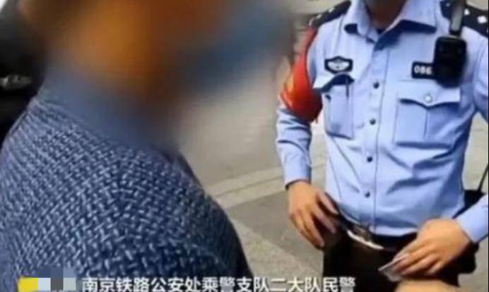 男子高铁霸座被众人指责,当场大怒公放哀乐:都不想活了是吧