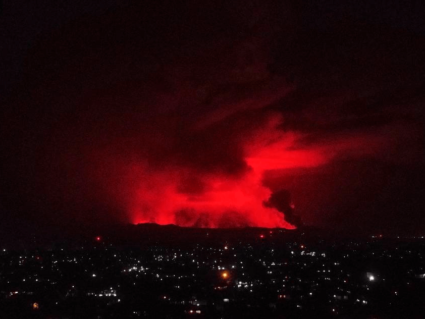 刚果(金)尼拉贡戈火山喷发"染红"天空