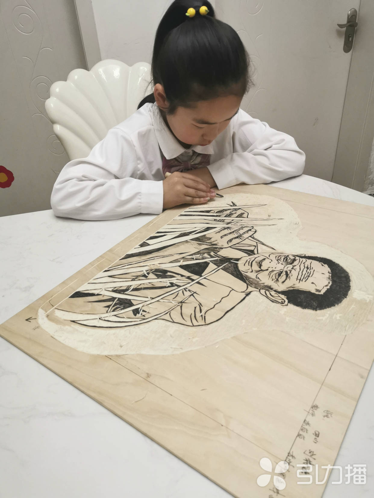 悲痛苏州市桃坞中心小学四年级小学生为袁隆平刻板画即将完工