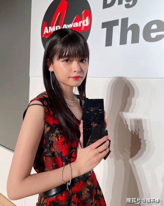 最近日本一位少女网红——景井阳菜,因为在tiktok上传自己第一个美妆