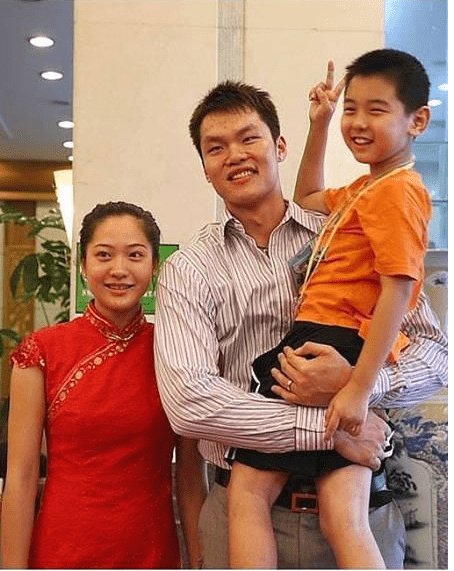 朱芳雨发福明显胖40斤,前妻离婚后女神范十足,带俩