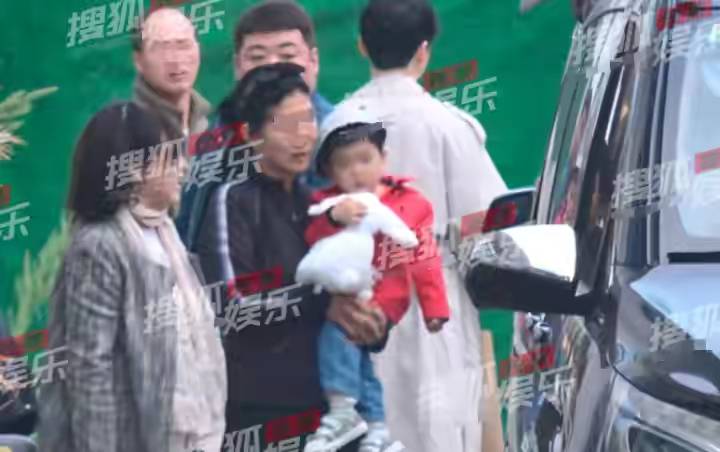 章子怡汪峰儿女近照曝光6岁女儿乖巧懂事1岁儿子太萌太可爱