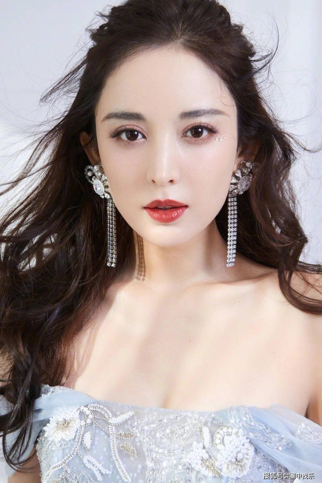 发型部分我们可以看到,古力娜扎首先将一头长发打造成了波浪卷发,发尾