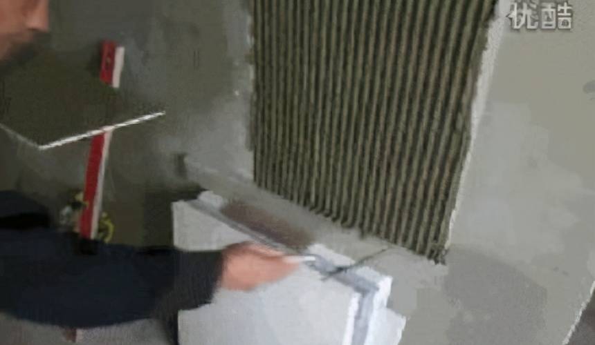 放上留缝十字胶粒,再次调整瓷砖位置,然后用橡皮锤轻轻敲打,配合水平