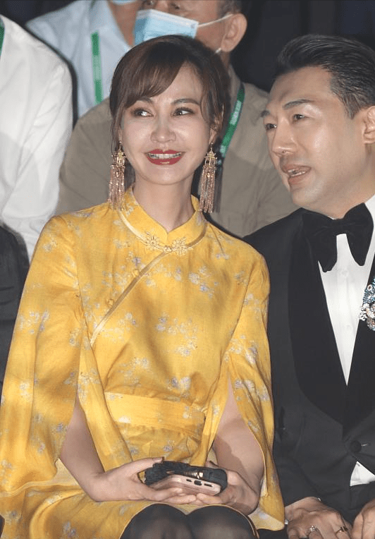 果然岁月不饶人啊!杨雪生图曝光,妆容厚重不服帖看着很俗气显老