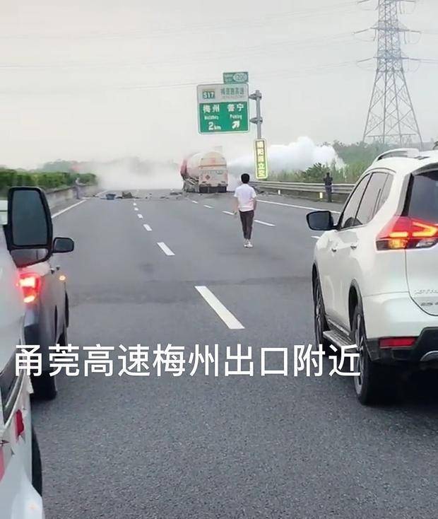 原创广东突发一起事故,位于甬莞高速梅州段,还真有不怕死的围观