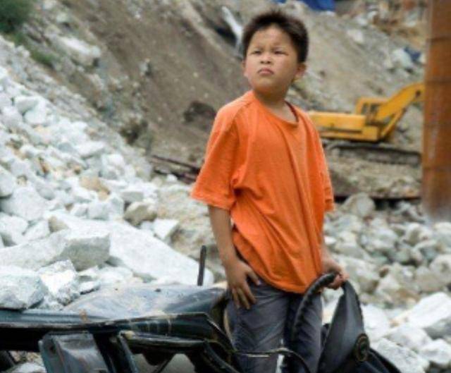 原创汶川地震中,9岁小男孩救下全班,曾立志考清华,如今考上专科