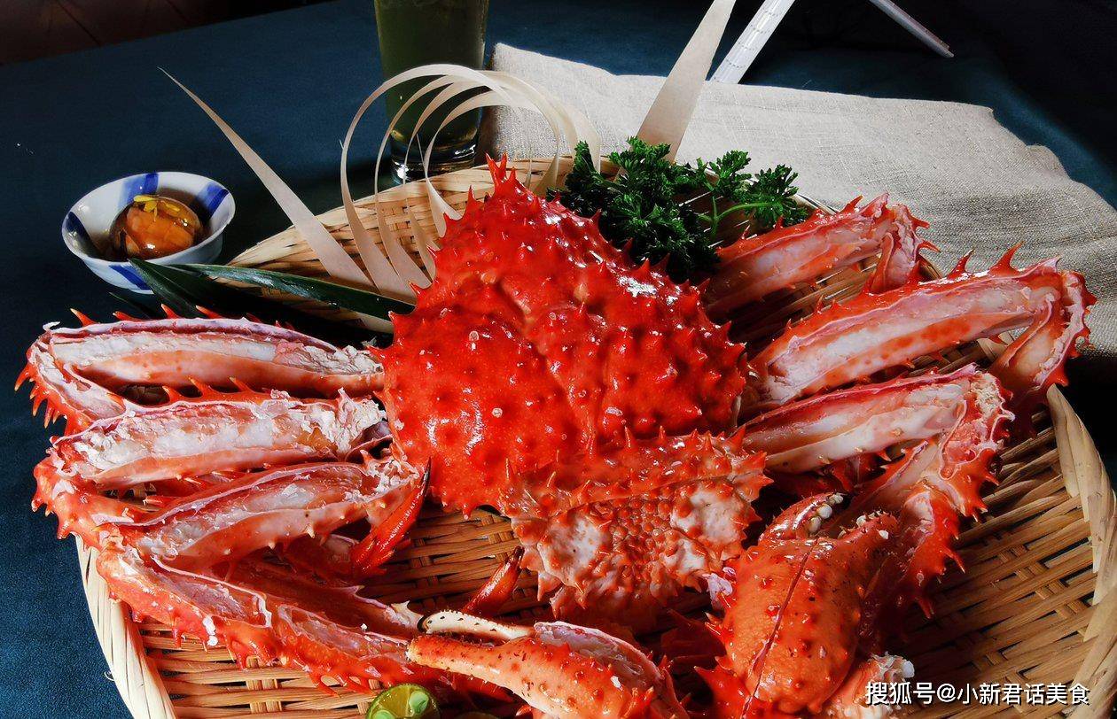 原创冬天里的俄罗斯菜市场摊子摆满冻硬的帝王蟹个个都在9斤以上