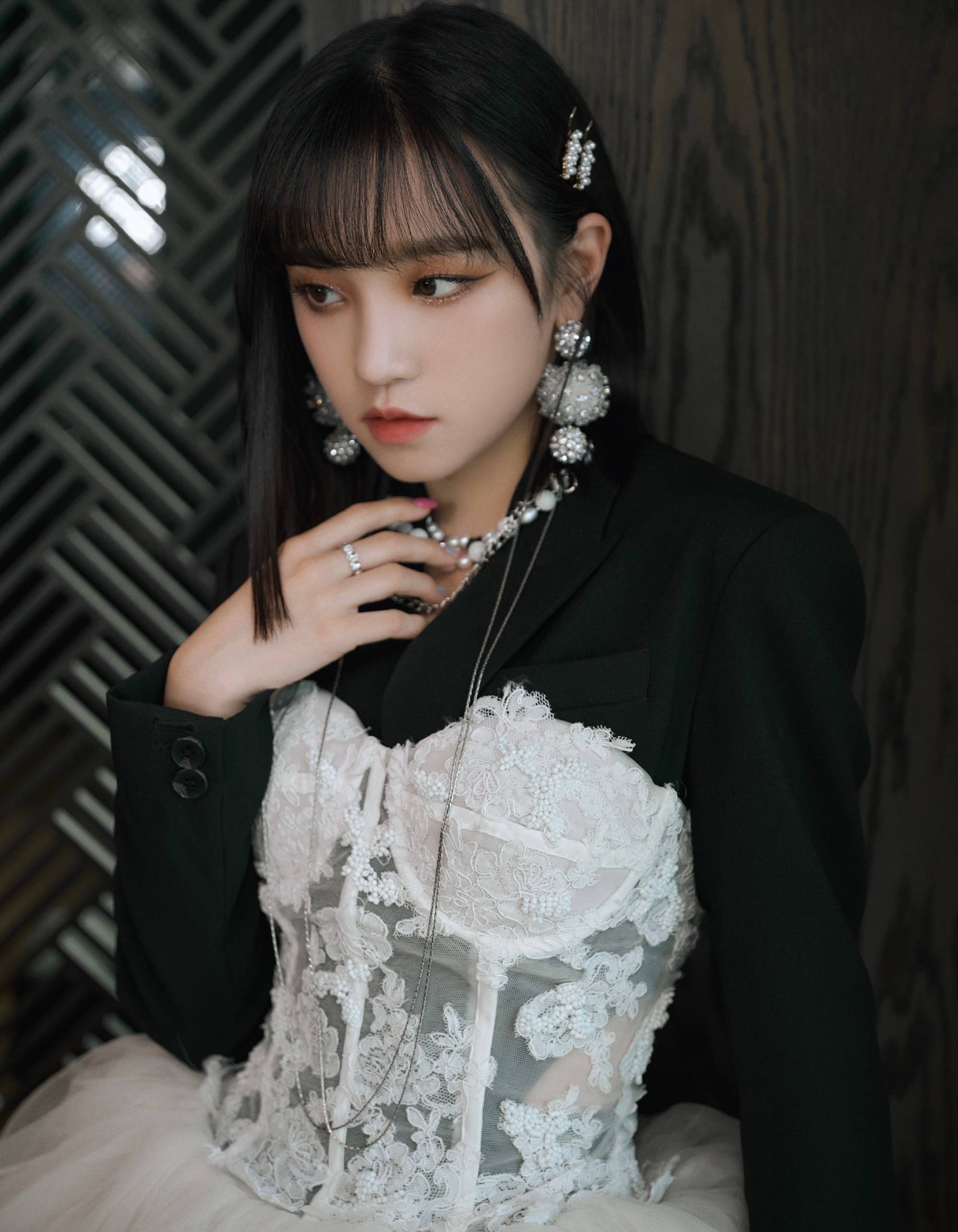 宋雨琦 单曲giant首秀!两套造型好似暗夜精灵,甜美暗黑交融.