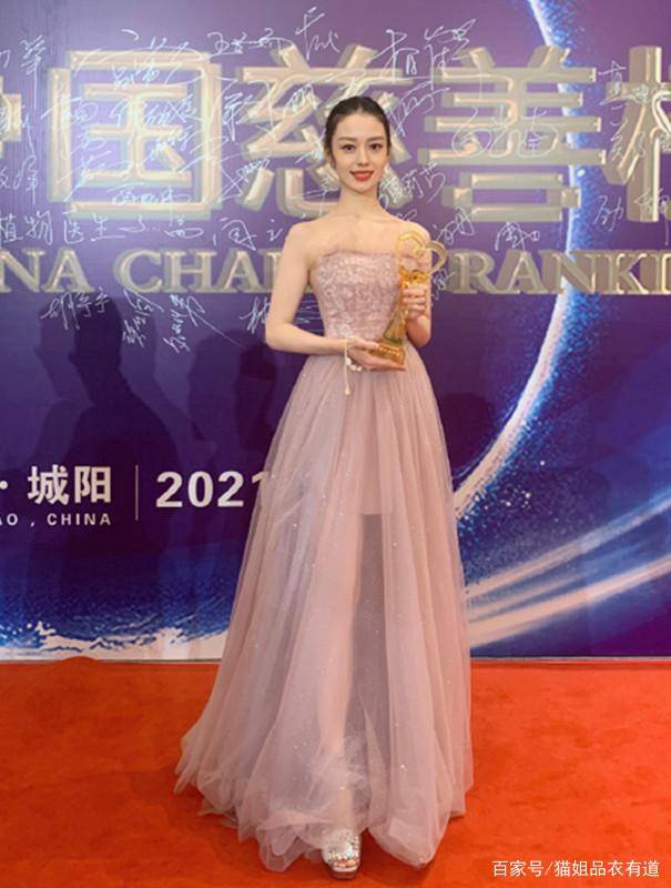 吉娜录端午晚会路透当妈后小蛮腰仍盈盈一握一袭纱裙礼服惊艳