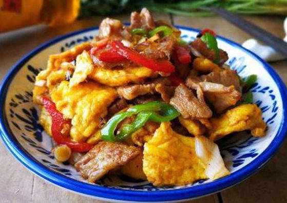 原创美食推荐:农家一碗香,嫩姜炒肉丝,青椒腊肉,红的做法三剁
